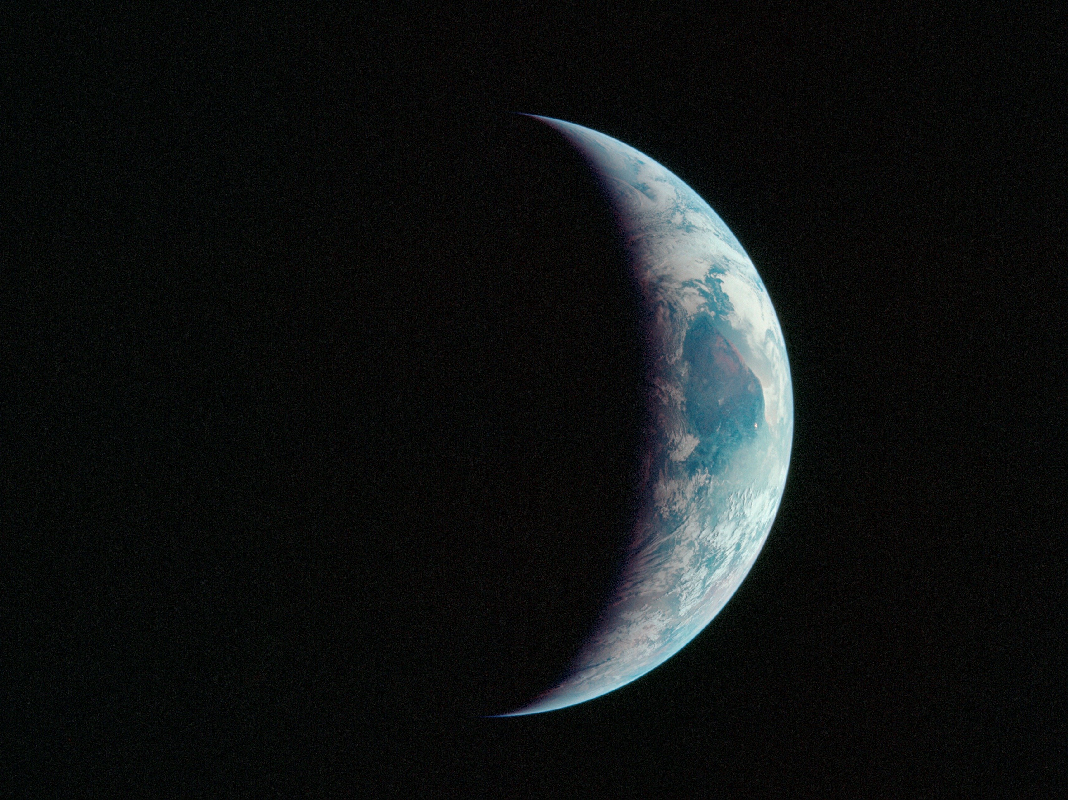 Crescent_Earth_seen_from_Apollo_11